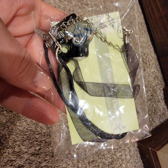 Handmade Glass Diffuser necklace - Picture 10 of 11